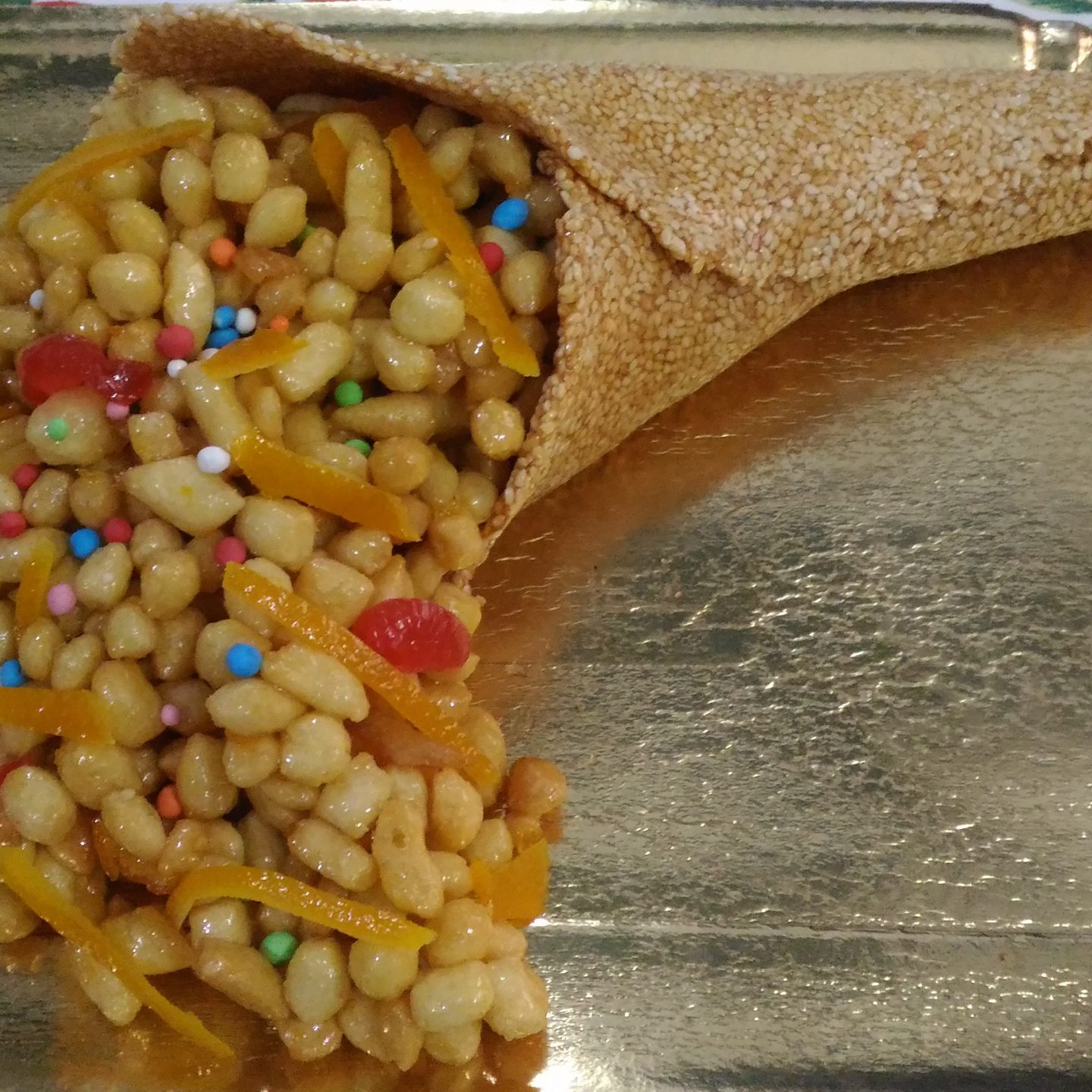 Cornucopia con croccante di sesamo