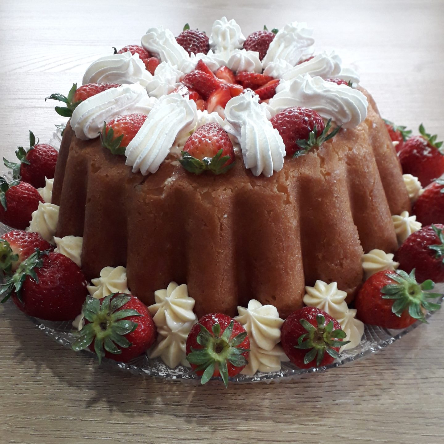 Baba con crema chantilly e fragole